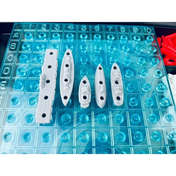 Vintage 1978 BATTLESHIP Game replacement parts pieces‎ - Boats - Red/white Pegs - Picture 2 of 4